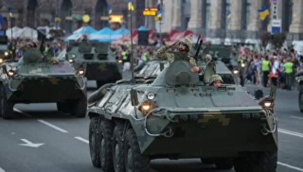 БТР на генеральной репетиции военного парада в честь 27-ой годовщины Независимости Украины в центре Киева