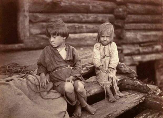 Босые дети в рваных рубахах из холста, перешитые из старой одежды родителей. Беломорская Карелия, 1894 год. Автор фотографии: Инха (Нюстрём) Инто Конрад.