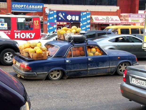 Диван на крыше автомобиля