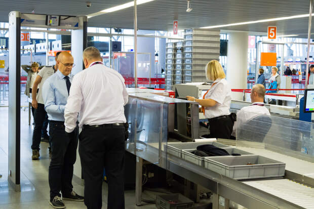 Украинца задержали в варшавском аэропорту с глушителем радиочастот