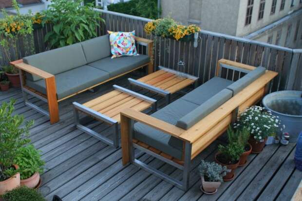 Комплект садовой мебели, которая изготовлена из прочной нержавеющей стали и дорогой древесины. 