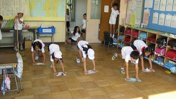 Японские дети считаются еще и самыми самостоятельными: уборка в школе – дело самих школьников