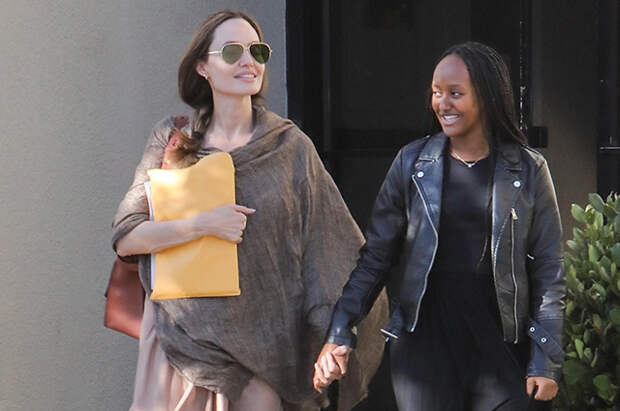 Вместе весело шагать: Анджелина Джоли с дочерью Захарой на прогулке в Лонг-Бич
