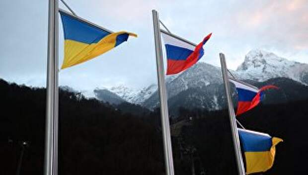Национальные флаги Украины и России. Архивное фото