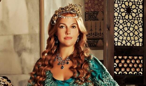 Актрисе популярного турецкого сериала исполнилось сегодня 38 лет