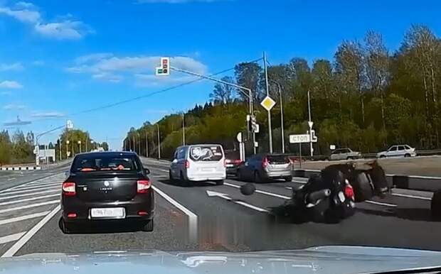 Прилёт в стоящие автомобили