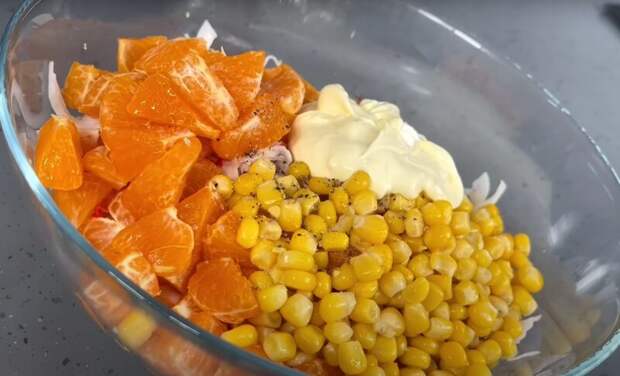 Всего 4 простых продукта в составе. Уж очень вкусный салат: рецепт за 3 минуты