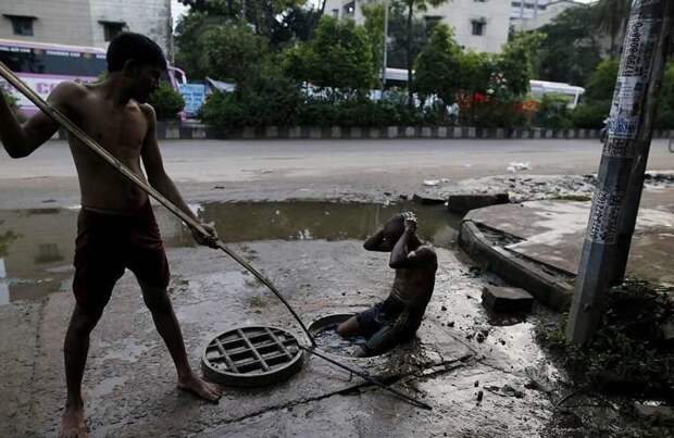 Канализацию бангладешцы расчищают голыми руками бангладеш, дакка, канализация, мир, работа, сток, фотография