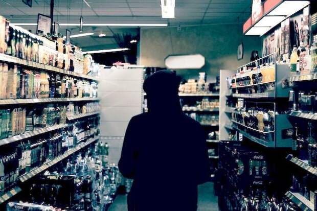 Кассира уличили в продаже алкоголя несовершеннолетнему Кассира уличили в продаже алкоголя несовершеннолетнему