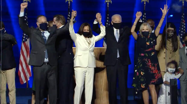 Камала Харрис с Джо и Джилл Байденами после победы на выборах