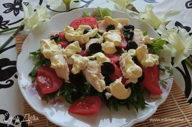 Отваренное куриное филе некрупно режем, режем помидоры произвольно, некрупными дольками. Зависит от размера помидоров. Оливки режем кольцами. Зеленый салат рвем руками. На тарелки порционно выкладываем листья салата, сверху курицу, помидоры и оливки.