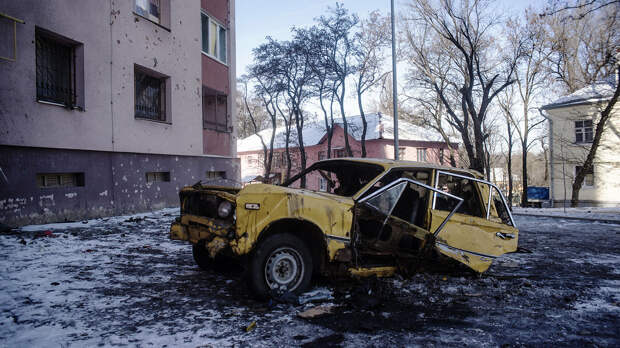 Автомобиль, поврежденный в результате обстрелов, в Киевском районе Донецка Автомобиль, поврежденный в результате обстрелов, в Киевском районе Донецка - РИА Новости, 1920, 17.02.2022