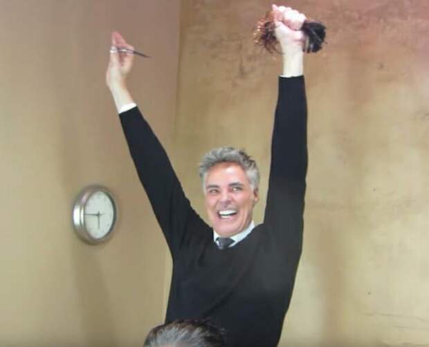 Женщина устала постоянно подкрашивать седые волосы: она решила проблему самым кардинальным образом, и теперь выглядит восхитительно