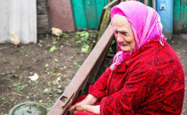 На фото: жительница одного из домов, попавшего под артиллерийский обстрел в поселке Калиново Луганской области