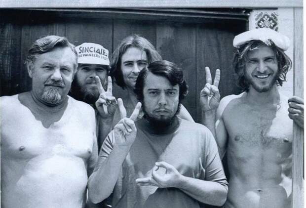Плотник Харрисон Форд (крайний справа) со своей командой только закончил строить студию звукозаписи бразильского музыканта Серджио Мендеса. 1970 год. история, факты, фото
