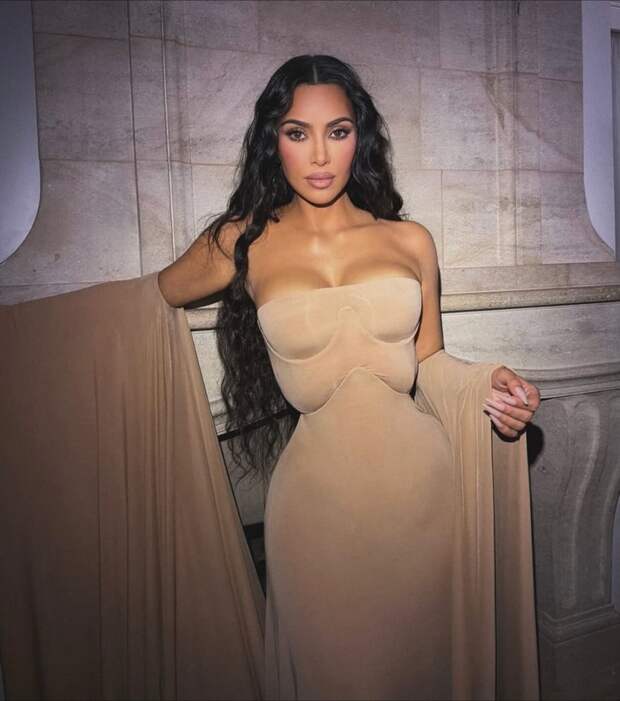 На вечере Academy Museum Gala Ким Кардашьян можно было бы заменить менекеном, но она пришла сама На вечере Academy Museum Gala Ким Кардашьян можно было бы заменить менекеном, но она пришла сама