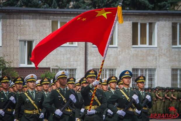Китайские военнослужащие репетируют в Минске участие в параде 3 июля