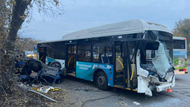 В Омске мужчина погиб в ДТП, врезавшись в столб и пассажирский автобус