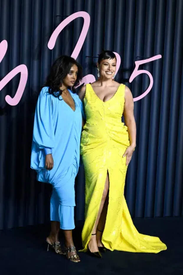 Эшли Грэм с гостьей вечера