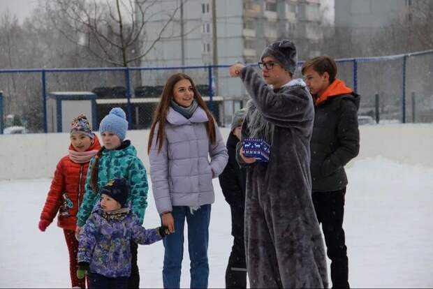Веселые катания на коньках в 11-м микрорайоне Зеленограда продолжаются