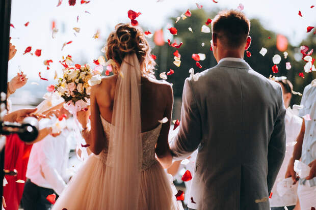 Психолог Крикунова: перед свадьбой паре нужно обсудить финансовые вопросы