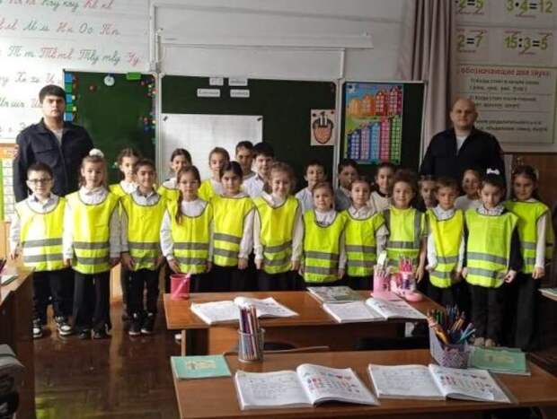 В Кошехабльском районе госавтоинспекторы встретились со школьниками в рамках профилактической акции «Засветись»