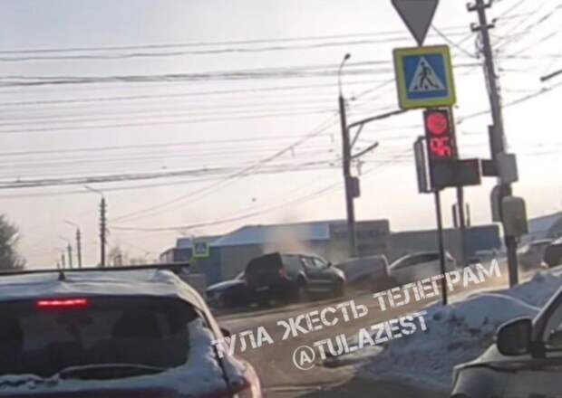 В Туле на Пролетарском мосту минивэн врезался во встречные машины