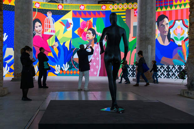 Посетители главного павильона Арсенала 60-й Венецианской биеннале искусств под названием «Иностранцы повсюду»