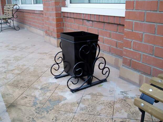 Пьяная женщина требовала денег и урной пыталась выломать дверь пекарни