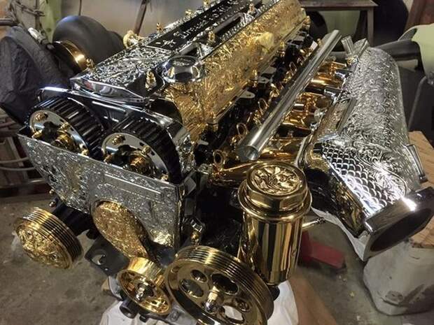 Гравированный, позолоченный и отполированный 2JZ-GTE Гравированный, позолоченный и отполированный 2JZ-GTE