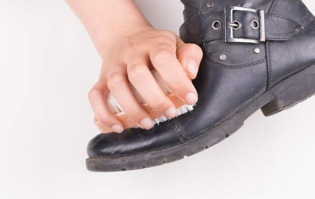 Втерев воск в обувь, вы удалите потертости. /Фото: wikihow.com