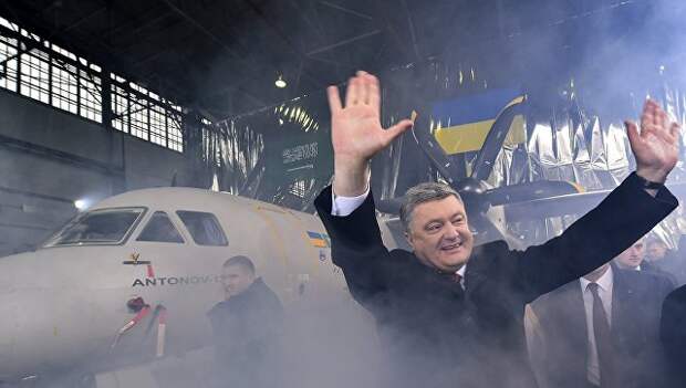 Президент Украины Петр Порошенко на церемонии выкатки многоцелевого грузового самолета АН-132 в цехе самолетостроительного предприятия Антонов Президент Украины Петр Порошенко на церемонии выкатки многоцелевого грузового самолета АН-132 в цехе самолетостроительного предприятия Антонов