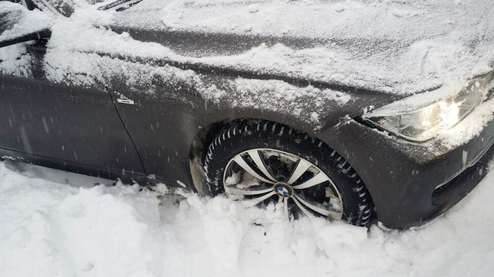 Вытащить из сугроба. Вытянуть авто из снега. Машину достают из снега. Сугроб из снега под колесо. Вытащить машину из снега.