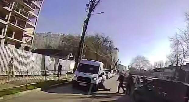 Агрессивный крымчанин, избивший водителя скорой помощи, будет подметать улицы