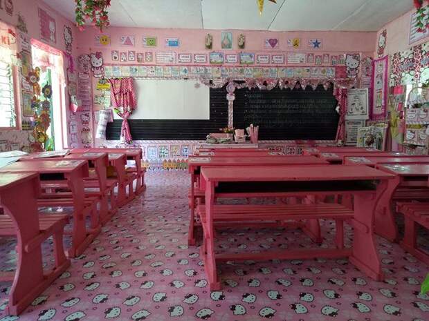 Учительница превратила обычный класс в королевство Hello Kitty