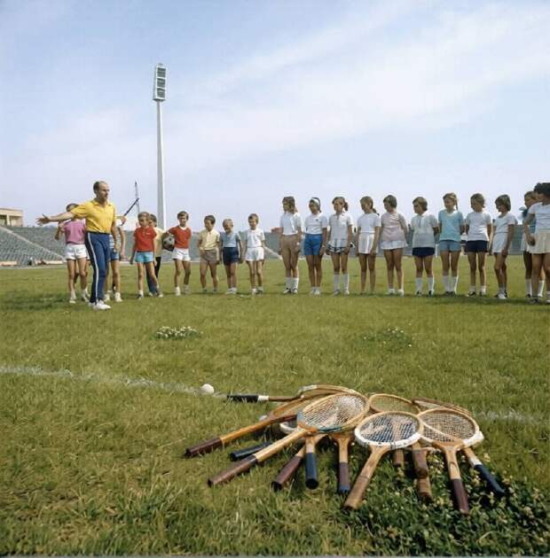 Занятия в теннисной детской школе Дворца спорта "Локомотив". 1975 год