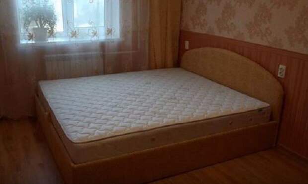 Двуспальная кровать из ДСП с поднимающимся матрасом