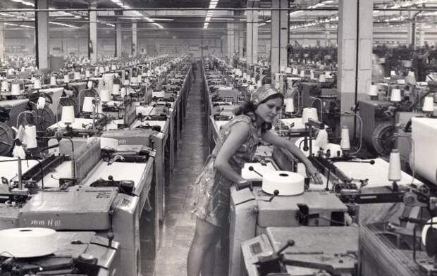 В связи с дефицитом специалистов ткацкого производства часть работников была переведена с предприятий текстильной промышленности.