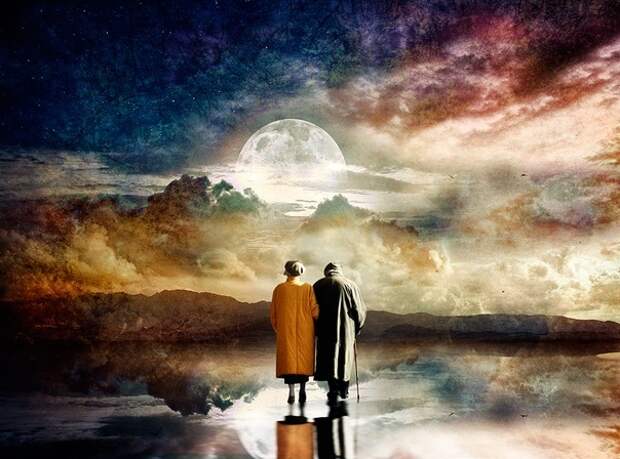 Фото Пожилая пара уходит в даль к луне