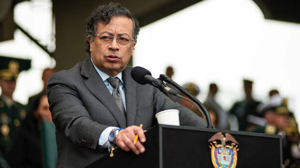 Президент Колумбии сообщил о спасении 77 военных после крушения самолета