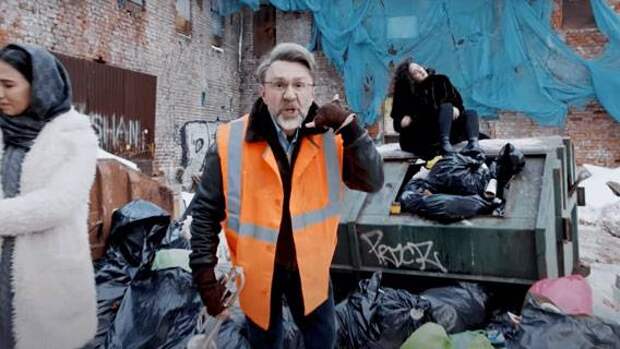«Барышня, дай-ка мне Смольный»: Шнуров снял клип про неспособность властей Петербурга решить проблему вывоза мусора