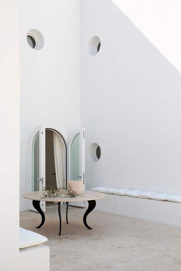 Stefano Dorata Architetto, Тирренское море, частный дом в Италии, светлый дизайн интерьера, арочные окна в доме, дом на берегу моря, дом с видом на море