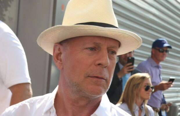 Папарацци заметили неизлечимо больного Уиллиса на прогулке в Лос-Анджелесе