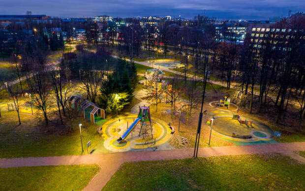 Почти 300 детских и спортивных площадок получили наружное освещение в этом году