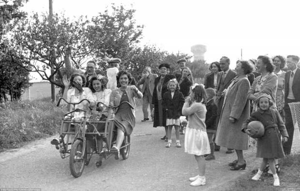 Отдых в парке развлечений в Кейстер-он-Си, Норфолк, 1955 г. архивные снимки, архивные фотографии, великобритания, коллекция фото, новатор, фотограф, фотография