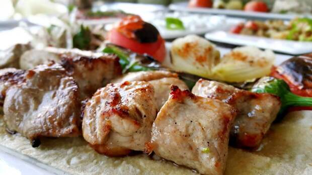 Важно, чтобы кусочки мяса были одинаковыми/pixabay.com