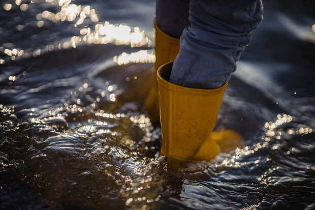 В Петербурге прорвало трубу с горячей водой, пострадали три человека