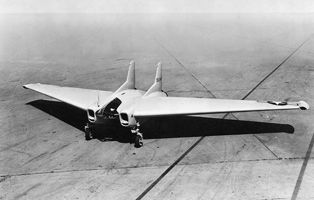 Истребитель в виде летающего крыла Northrop XP-79B, оснащенный двумя реактивными двигателями, был построен в 1945 году американской фирмой Northrop интересное, необычные, самолеты, странное, факты