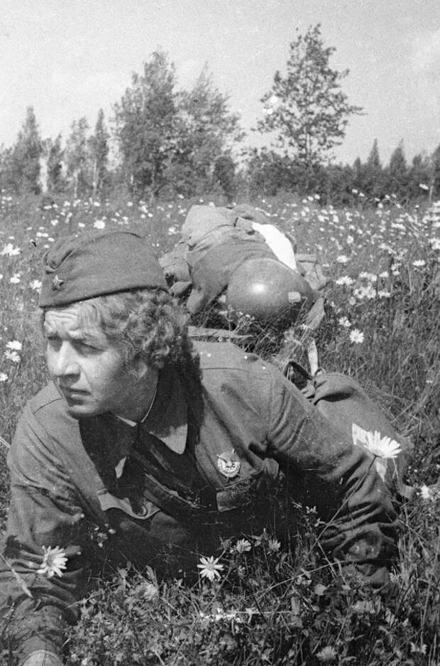 Часто санитарки и медсестры шли в атаку вместе с бойцами, жертвуя своими жизнями ради спасения жизней солдат. На фото: медицинская сестра Елена Ковальчук выносит с поля боя раненого бойца во время Великой Отечественной войны. Часто санитарки и медсестры шли в атаку вместе с бойцами, жертвуя своими жизнями ради спасения жизней солдат. На фото: медицинская сестра Елена Ковальчук выносит с поля боя раненого бойца во время Великой Отечественной войны. - Sputnik Казахстан