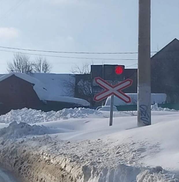 Неисправный светофор пугает жителей Тулы на жд переезде